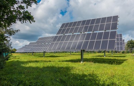 Photovoltaik System im Feld