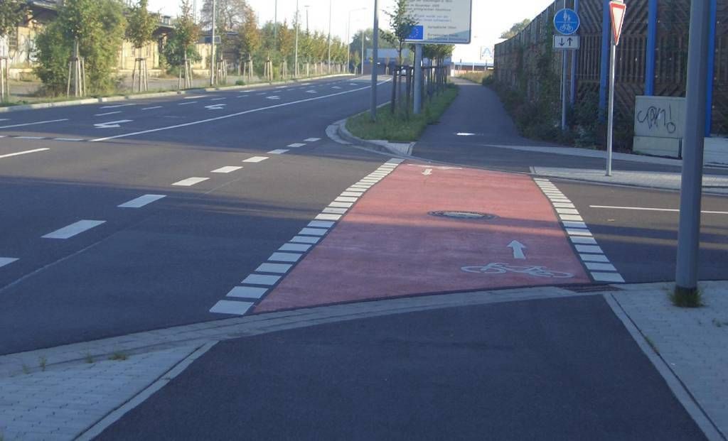 Einmündungssituation mit einer abmarkierten Radfahrerfurt