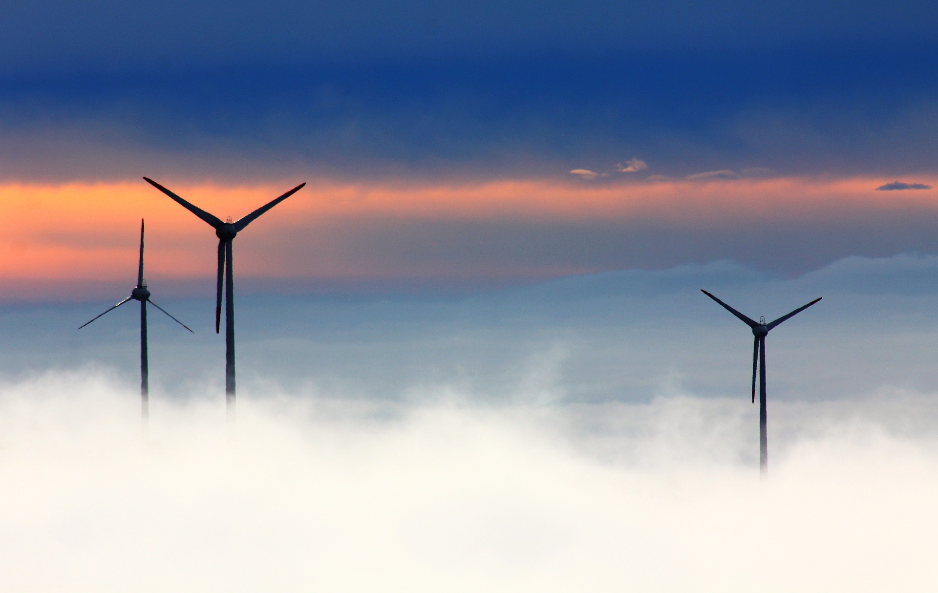 Windräder über Wolkendecke
